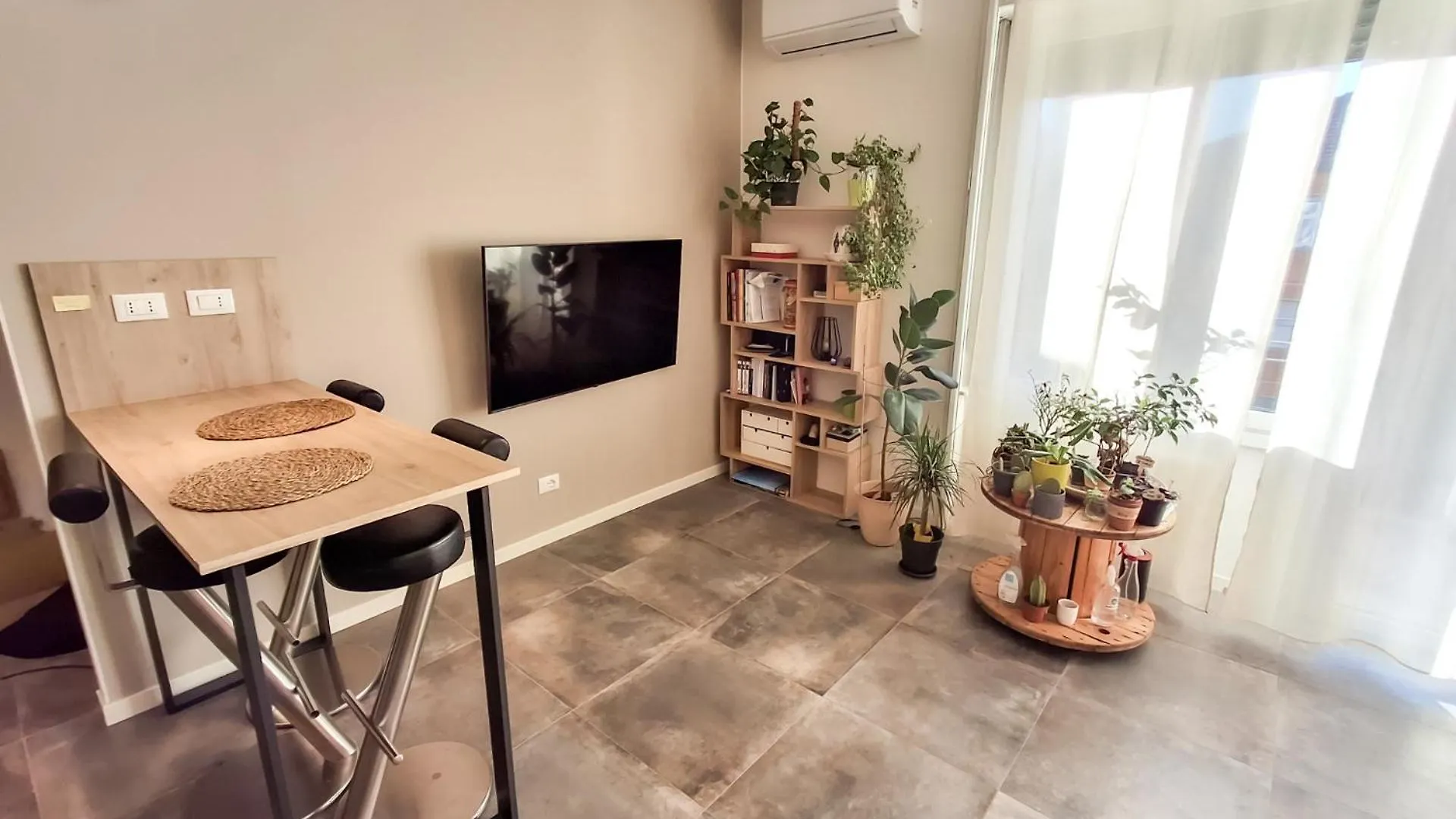 Bright One-Bedroom Apartment Near Isola Milaan