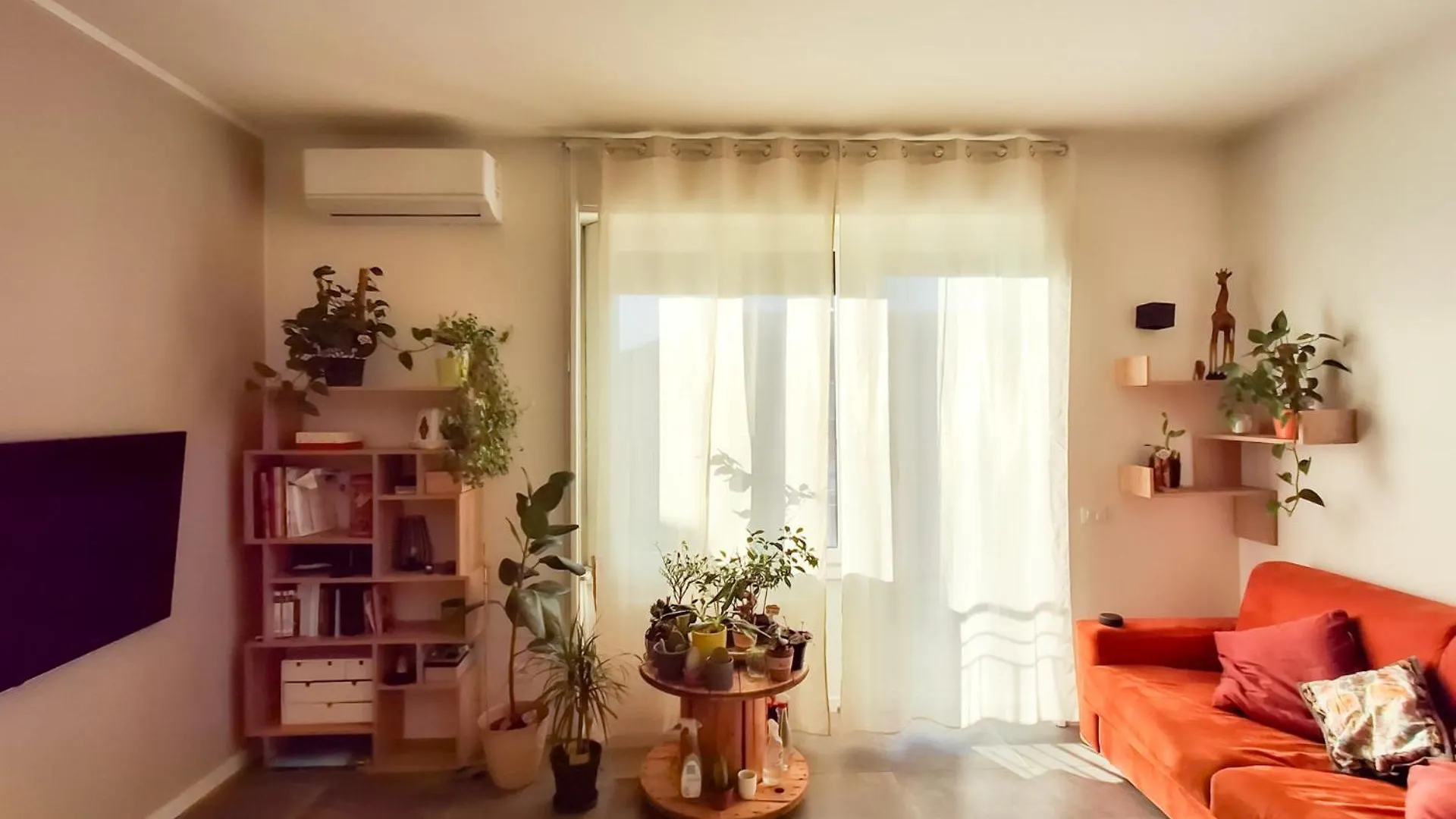 Bright One-Bedroom Apartment Near Isola location